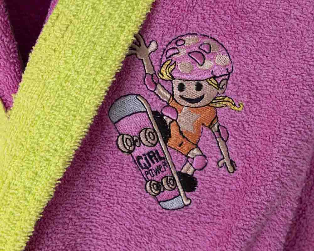 detalle albornoz infantil modelo skater en color fucsia