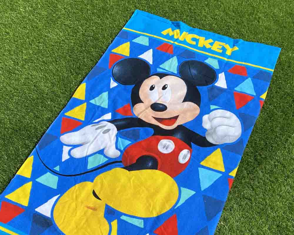 toalla de playa modelo Mickey Mouse